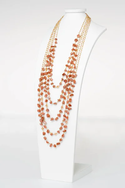 Přírodní hnědý kámen náhrdelník na lavici — Stock fotografie