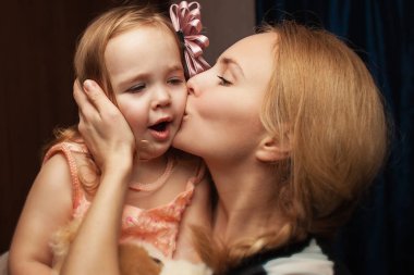 Bir anne ve kızın portresi.