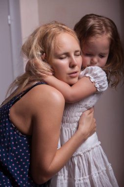 Küçük kızı ve anne daire
