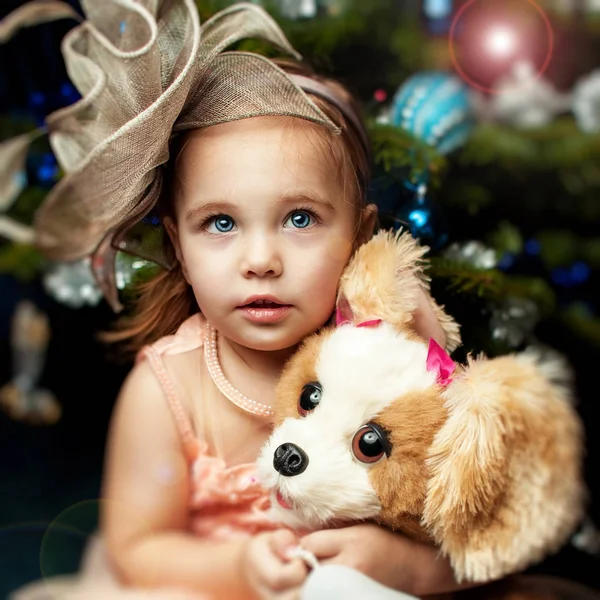 Retrato de una niña en Navidad con árbol de Navidad —  Fotos de Stock