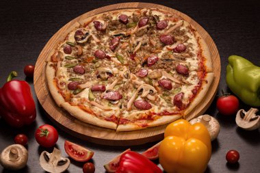 Pizza avcılık, mozzarella, avcılık sosis, sığır eti, tavuk, füme, turşusu
