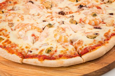 Pizza ile deniz ürünleri, mozzarella, midye, ahtapot, kalamar, somon, karides 