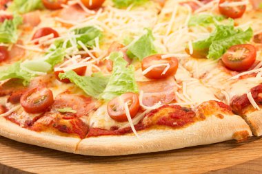 Pizza Carbonara, mozzarella, ekşi krema, yumurta, pastırma, marul, taze tomat