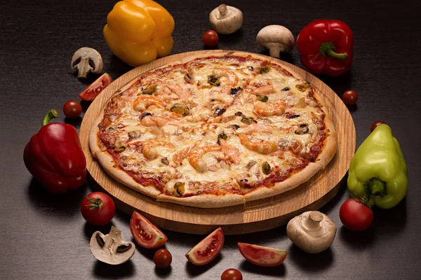 Pizza con frutti di mare, mozzarella, cozze, polpo, calamari, salmone, gamberetti — Foto Stock