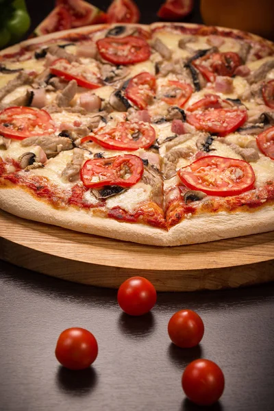 Pizza, mozzarella, maiale, cipolla, pancetta, funghi, prezzemolo, pomodoro, aglio — Foto Stock