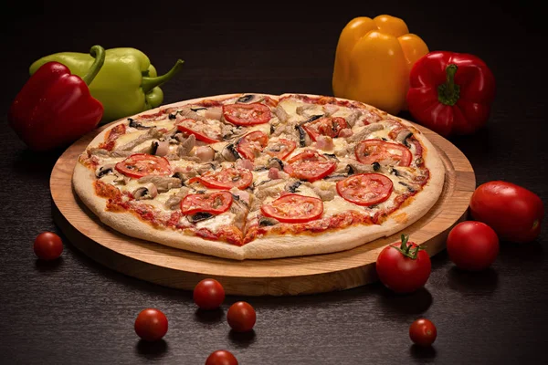 Pizza, mozzarella, maiale, cipolla, pancetta, funghi, prezzemolo, pomodoro, aglio — Foto Stock