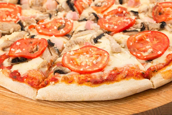 Pizza, mozzarella, maiale, cipolla, pancetta, funghi, prezzemolo, pomodoro, aglio — Foto Stock