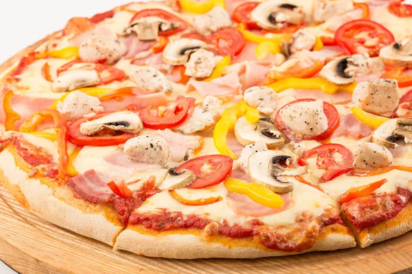 Carne Pizza, mozzarella, prosciutto, pancetta, pollo, peperoni, pomodori, funghi — Foto Stock