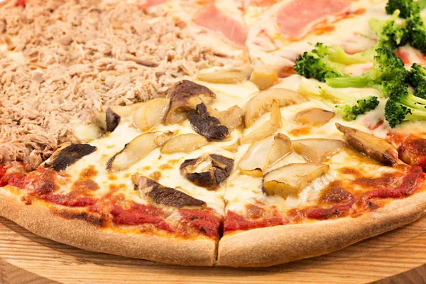 Four Seasons Pizza, mozzarella, cipolla, prosciutto, tonno, broccoli, funghi, bottone — Foto Stock