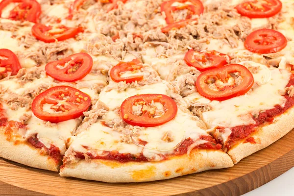 Pizza con tonno, mozzarella, pomodori, tonno, cipolla — Foto Stock