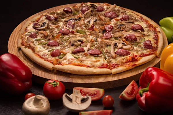 Caccia alla pizza, mozzarella, salsicce da caccia, manzo, pollo, affumicato, cetriolini — Foto Stock