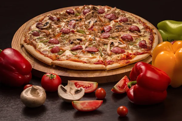 Caccia alla pizza, mozzarella, salsicce da caccia, manzo, pollo, affumicato, cetriolini — Foto Stock