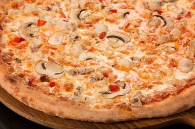 Pizza karışık et, sığır eti, domuz eti, domuz eti, mozzarella peyniri, tavuk göğsü