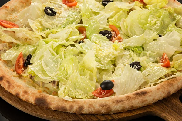 Pizza Cesare, Olio d'oliva, mozzarella, pollo, lattuga iceberg, condimento Cesare — Foto Stock