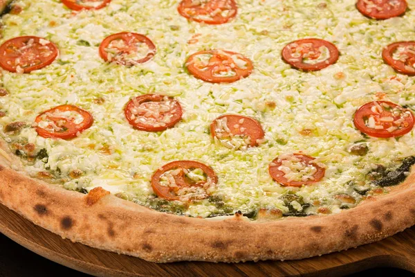 Pizza Caprese con basilico — Foto Stock