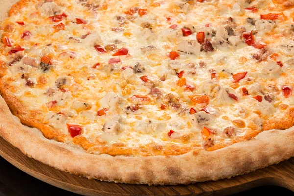 Pizza Piccante, salsa piccante, mozzarella, pancetta, pollo, peperoni, parmigiano — Foto Stock