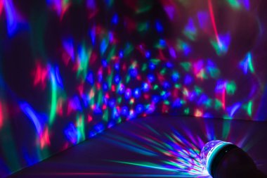 Hafif müzik, karanlıkta yol açtı