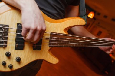 Gitar yakın çekim oynayan adam