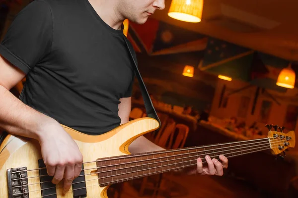 Man de close-up gitaar spelen — Stockfoto
