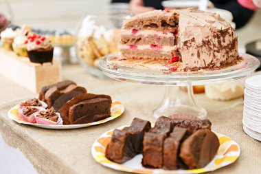 Pasta ve tatlılar masaya