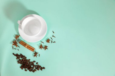 fincan kahve, kakule, tahıl kahve ve turkuaz bir arka plan üzerine tarçın