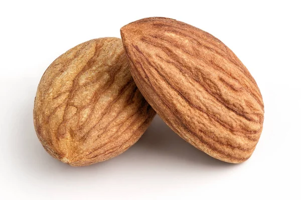 Primer plano de almendras, aisladas sobre fondo blanco — Foto de Stock