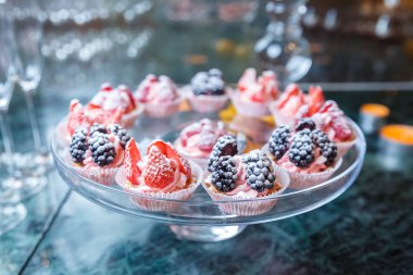 Taze çilek ile Pavlova beze pasta 