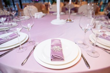 boş bardak ve tabak çatal ile