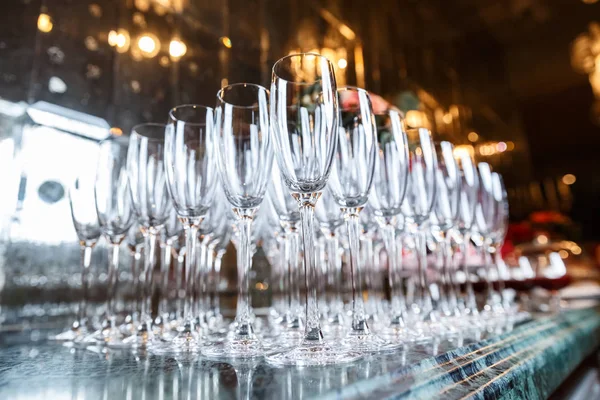 Şampanyaya restoranda boş gözlük — Stok fotoğraf
