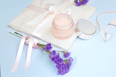 Profesyonel Dekoratif kozmetik, makyaj araçlarına ve Aksesuar üzerinde mavi arka plan kopya alanı için metin çerçevesinden. düz yatıyordu çerçeve kompozisyon, üstten görünüm