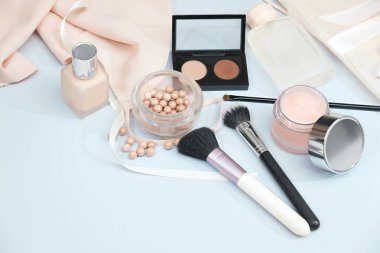 Profesyonel Dekoratif kozmetik, makyaj araçlarına ve Aksesuar üzerinde mavi arka plan kopya alanı için metin çerçevesinden. düz yatıyordu çerçeve kompozisyon, üstten görünüm