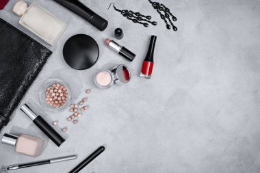 Profesyonel Dekoratif kozmetik, makyaj araçlarına ve Aksesuar beton gri arka plan kopya alanı metni üzerinde çerçevesinden. düz yatıyordu çerçeve kompozisyon, üstten görünüm