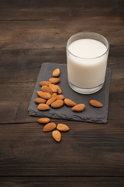 Üzerinde kahverengi ahşap zemin badem sütü