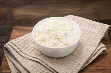 Süt ürünleri ahşap masa üzerinde. Süzme peynir. Kopya ile Üstten Görünüm 