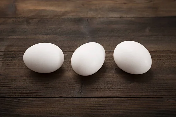 A tojás összetört, a fából készült háttér — Stock Fotó