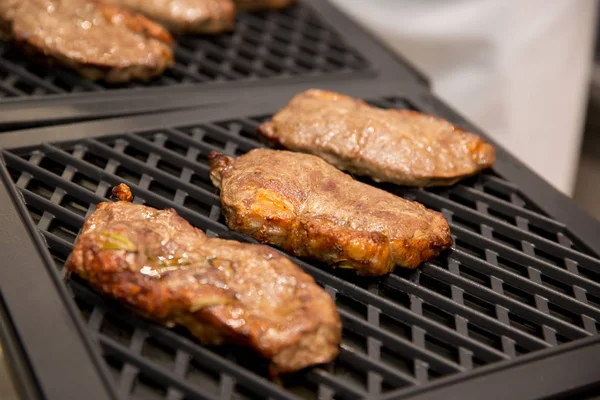 Heerlijk vlees biefstuk zijn gebakken op gegrild. Close-up. — Stockfoto