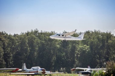 küçük uçak pistte çıkartıyor