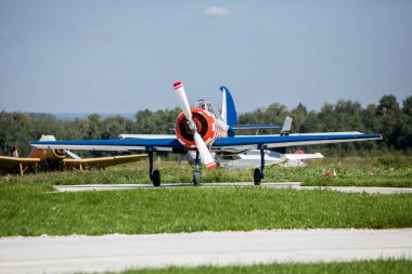 küçük uçak pistte çıkartıyor