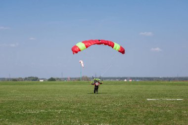 skydivers paraşütçü mavi gökyüzü günbatımı üzerinde üzerinde