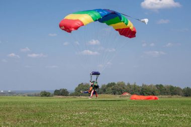 skydivers paraşütçü mavi gökyüzü günbatımı üzerinde üzerinde