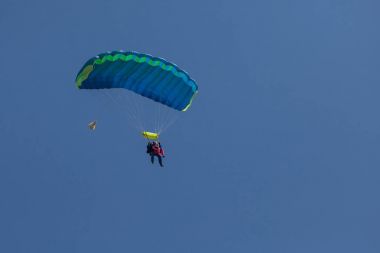 skydivers paraşütçü mavi gökyüzü günbatımı üzerinde üzerinde