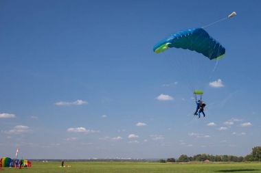 skydivers paraşütçü mavi gökyüzü günbatımı üzerinde üzerinde