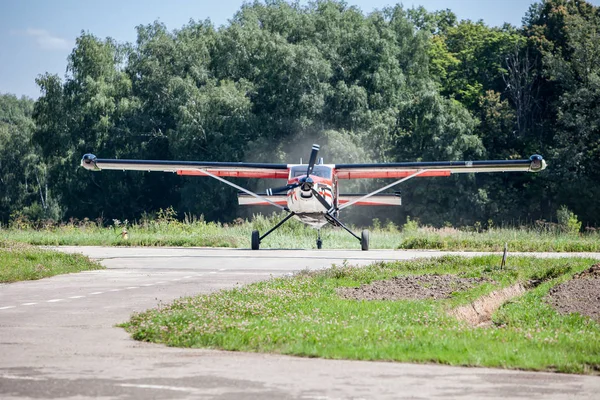 Malé letadlo na dráze startuje — Stock fotografie