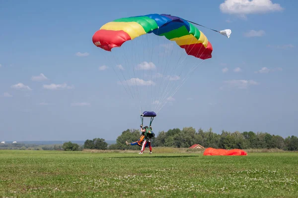 skydivers paraşütçü mavi gökyüzü günbatımı üzerinde üzerinde