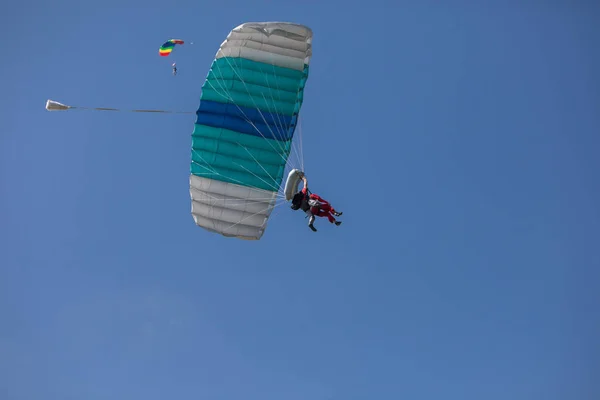 Parachutiste parachutiste sur ciel bleu au coucher du soleil — Photo