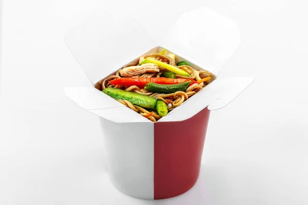 Chinesische Buchweizennudeln Wokgemüse und Huhn in Schachtel — Stockfoto