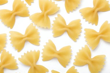 Makarna farfalle yakın çekim, beyaz arka plan üzerinde