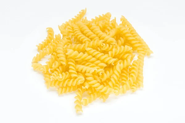 Espiral de macarrão ou fusilli e farfalle close-up no fundo branco — Fotografia de Stock