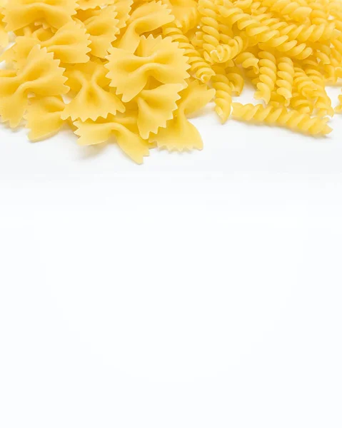 意大利面螺旋或螺丝和厨的特写镜头，白色背景上的副本空间 — 图库照片