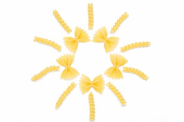 Pişmemiş makarna spiral veya düdük ve farfalle soyut, alan beyaz arka plan kopya